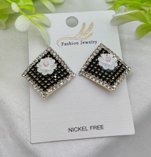 Women-earrings-jewellery_